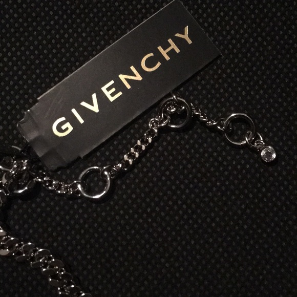 Beautiful ✨ Authentic GIVENCHY Necklace. - Picture 4 of 7